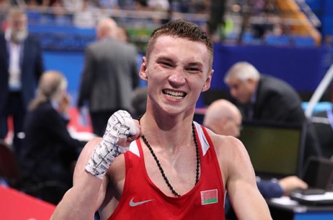 Дмитрий Асанов одержал первую профессиональную победу